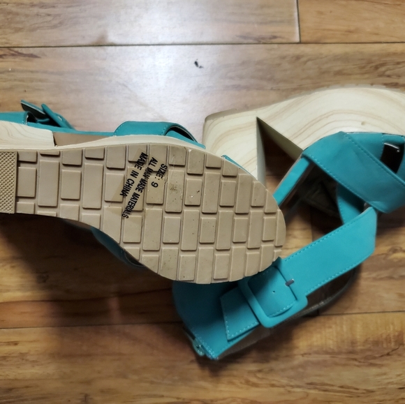 Shoes - Picture 2 of 4